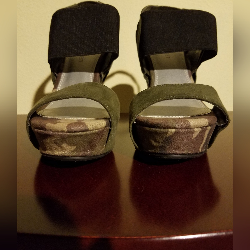Like new Nine West Camo Colored Platform Wedges, Size 5.5 - Picture 5 of 11